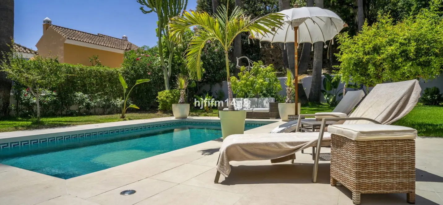 Venta de villa independiente en Nueva Andalucía 2