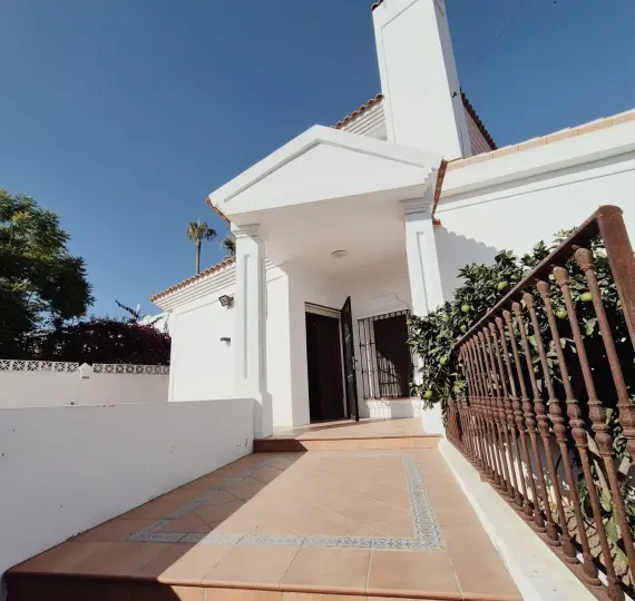 Продажа  отдельно стоящей виллы в San Pedro de Alcántara