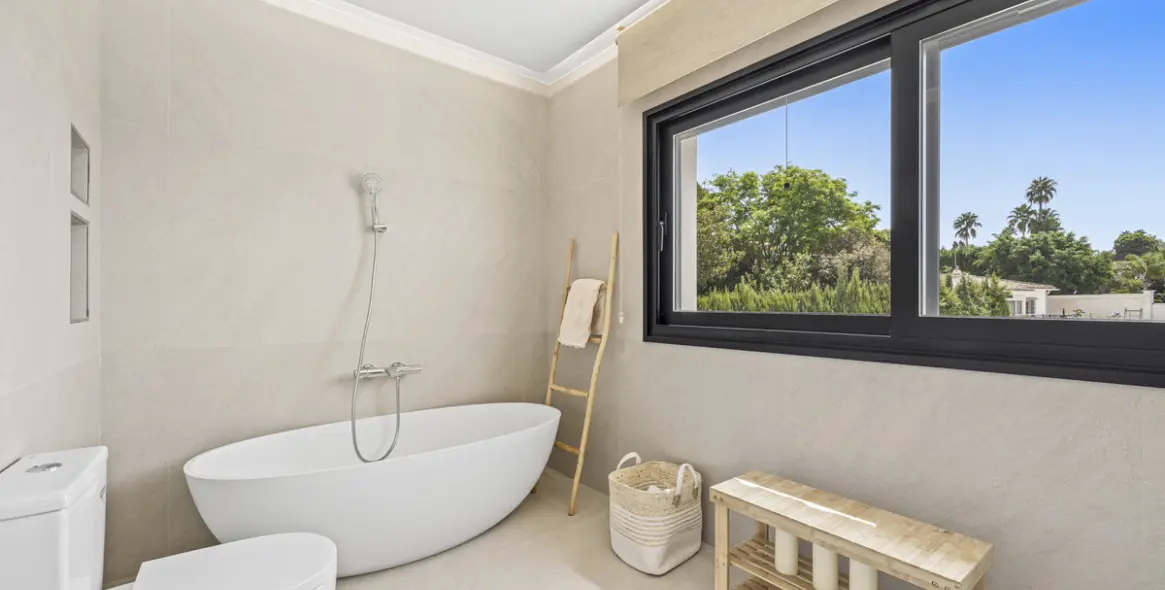 Sale of detached villa in Guadalmina Alta 22