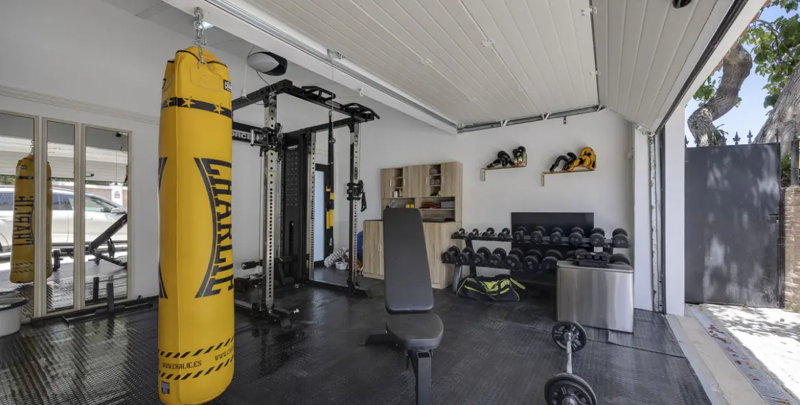 Sale of detached villa in Guadalmina Alta 23