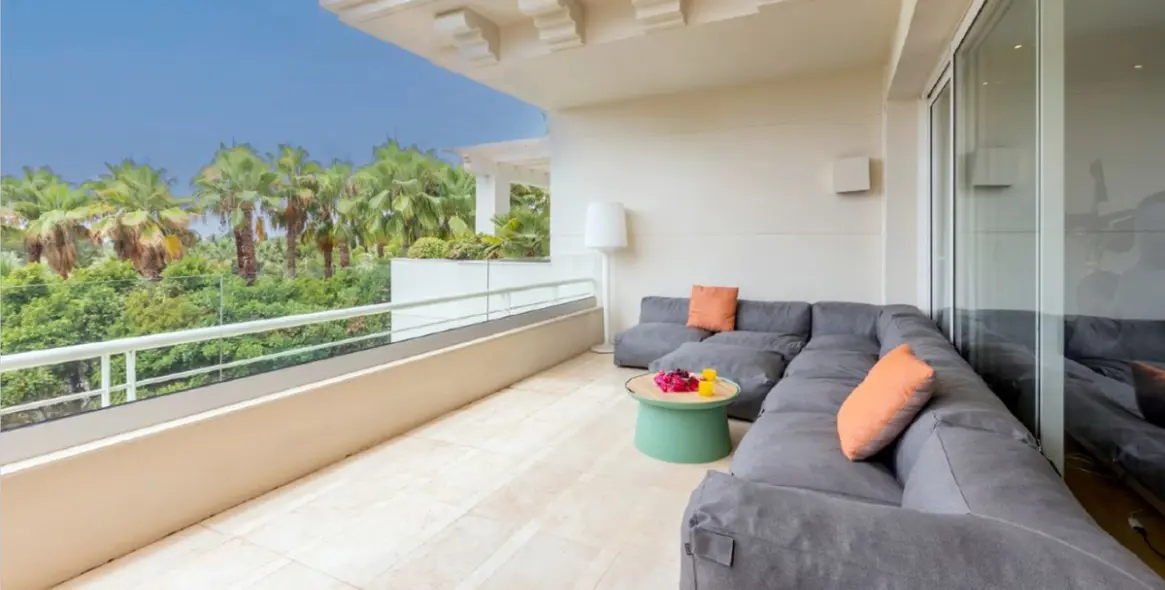 Long-term rent of penthouse in The Golden Mile 17