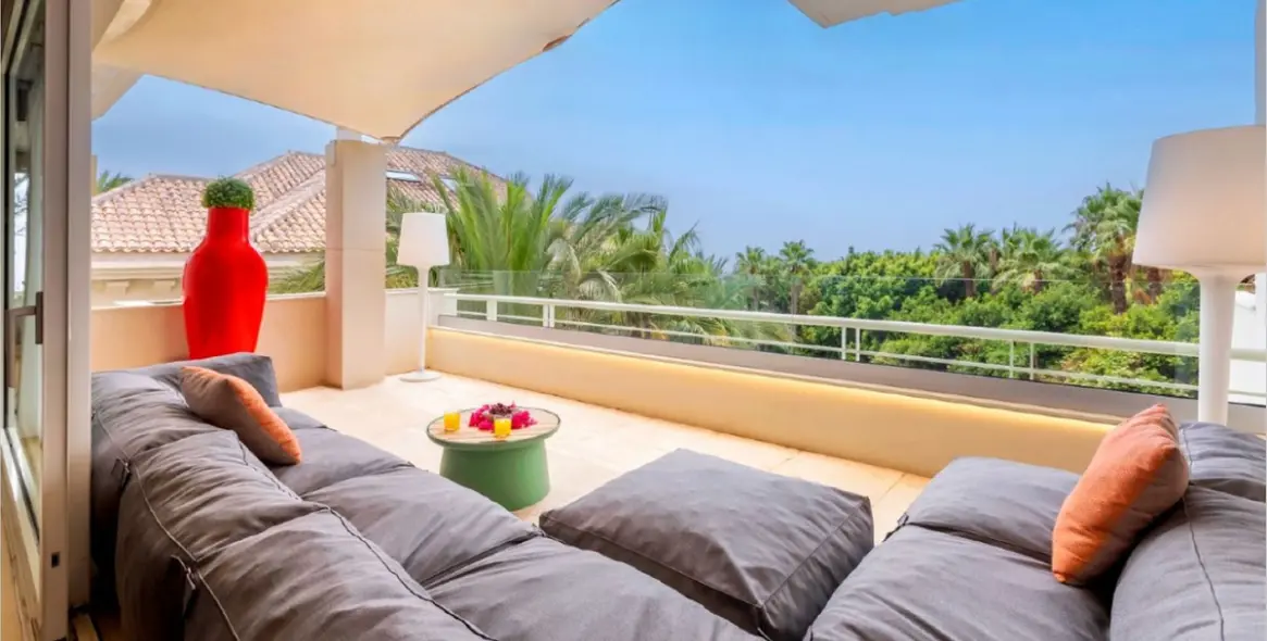 Long-term rent of penthouse in The Golden Mile 18