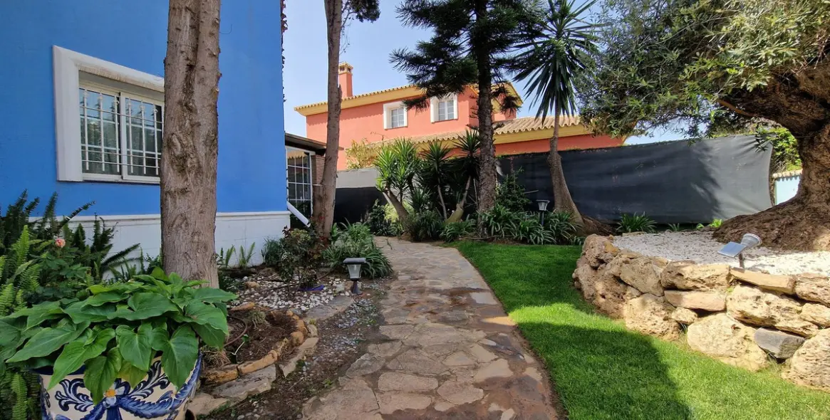 Sale of detached villa in Guadalmina Baja 23