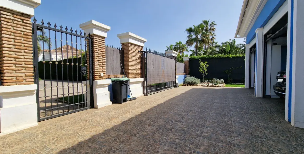 Sale of detached villa in Guadalmina Baja 24