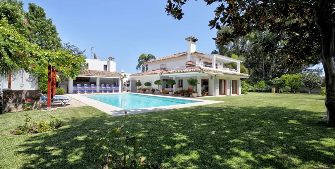 Продажа  отдельно стоящей виллы в Estepona (район Costalita) 1