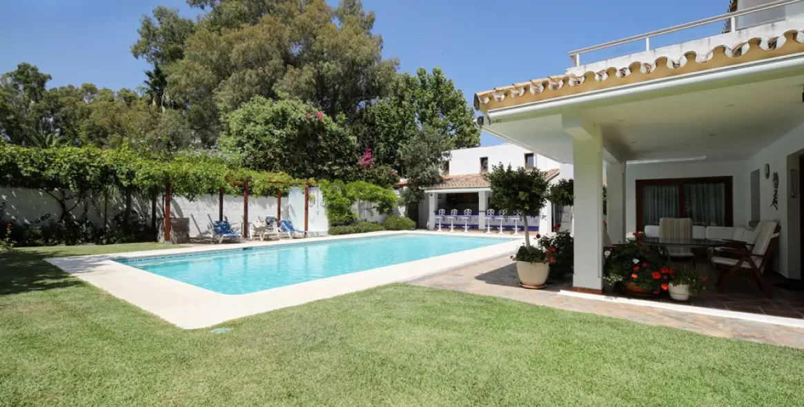 Продажа  отдельно стоящей виллы в Estepona (район Costalita) 4