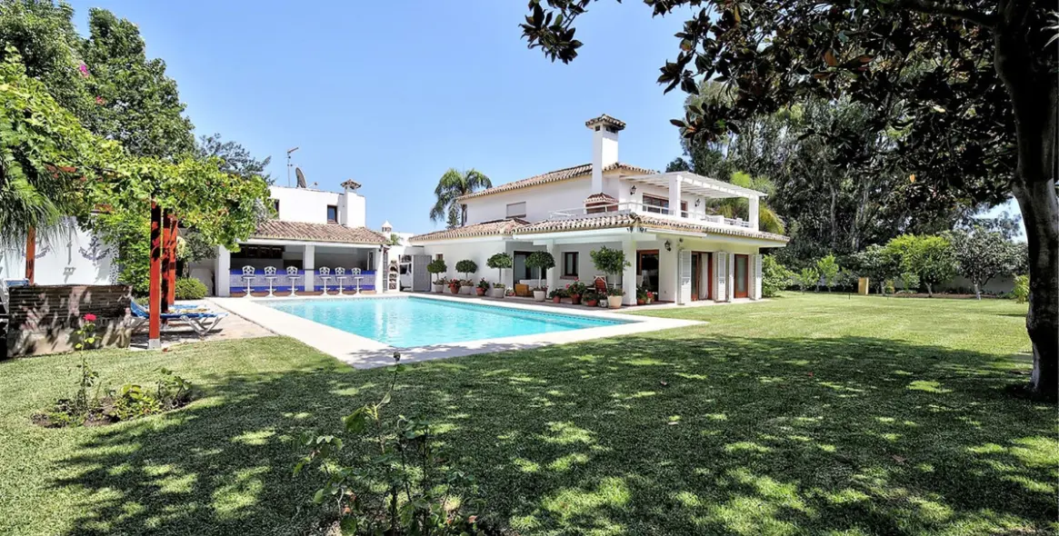 Продажа  отдельно стоящей виллы в Estepona (район Costalita) 1