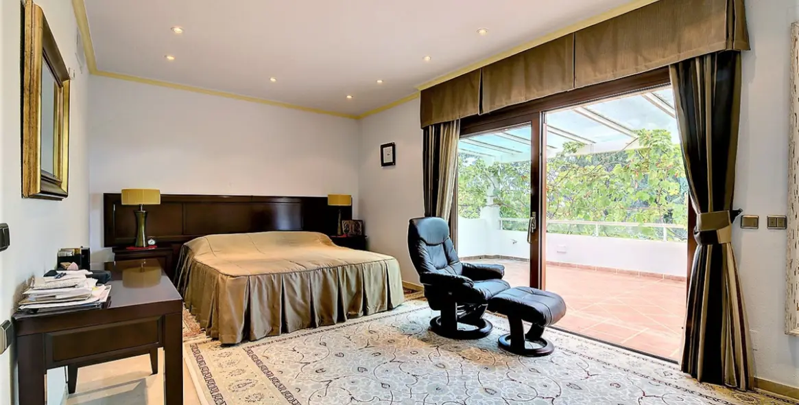 Sale of detached villa in Costalita 28