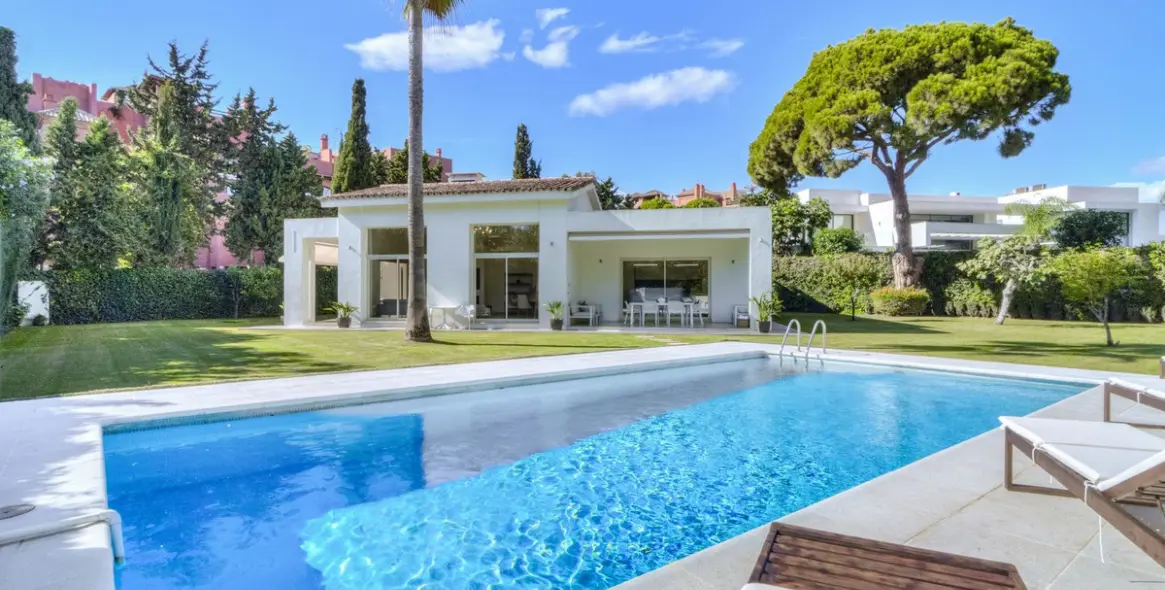 Venta de villa independiente en Guadalmina Baja 1