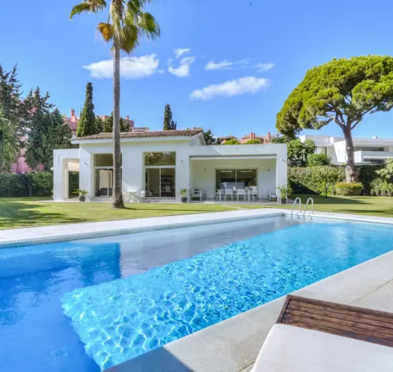 Venta de villa independiente en Guadalmina Baja