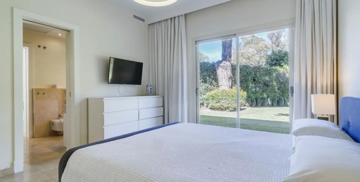 Sale of detached villa in Guadalmina Baja 22