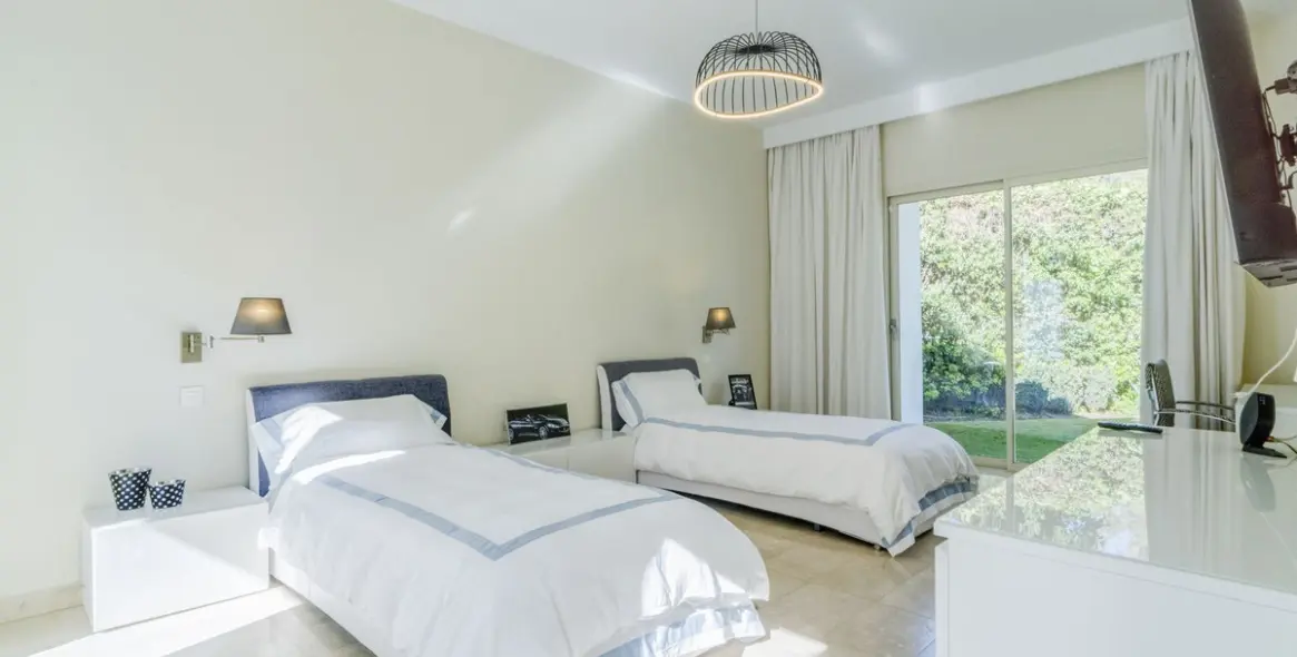 Sale of detached villa in Guadalmina Baja 25