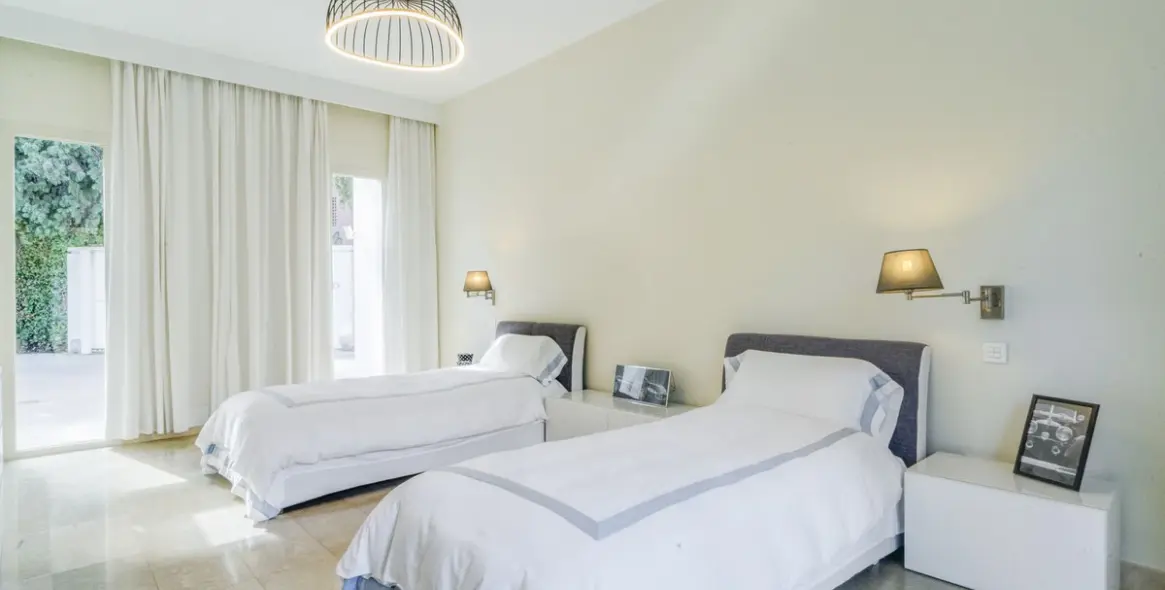 Sale of detached villa in Guadalmina Baja 27