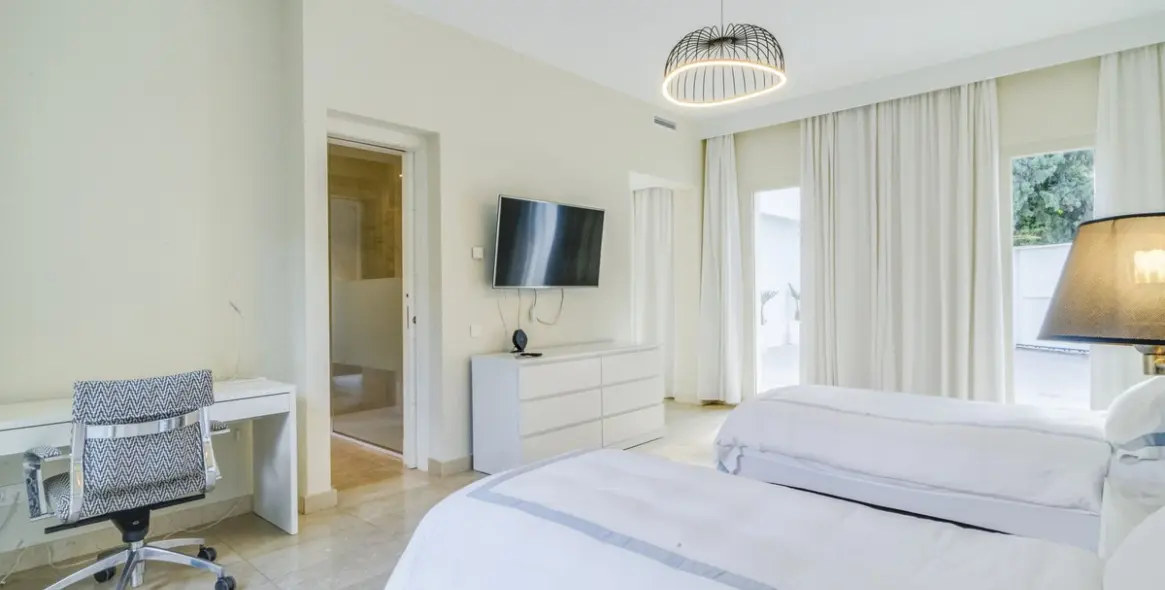 Sale of detached villa in Guadalmina Baja 28