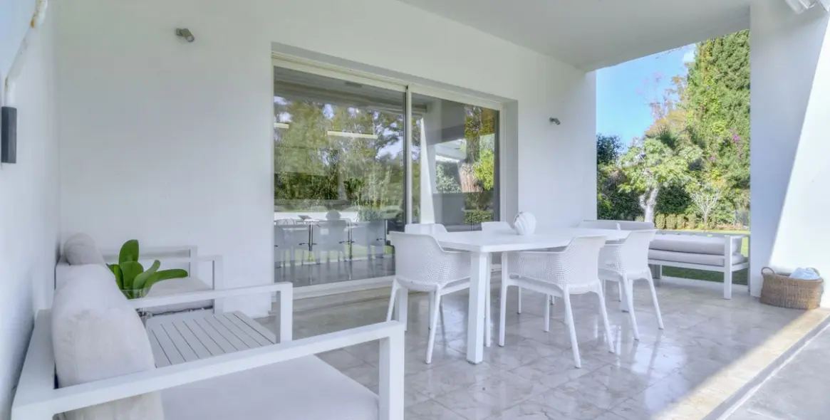 Sale of detached villa in Guadalmina Baja 29