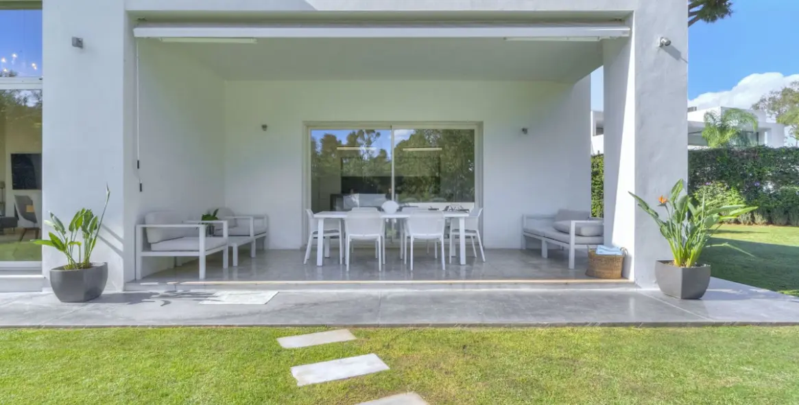 Sale of detached villa in Guadalmina Baja 30