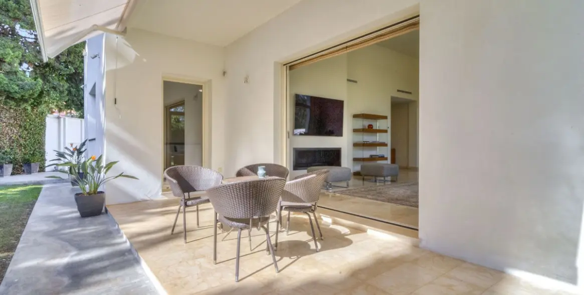 Sale of detached villa in Guadalmina Baja 32