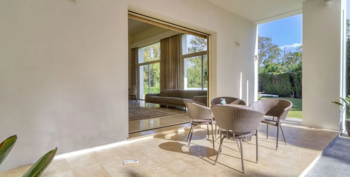 Sale of detached villa in Guadalmina Baja 33