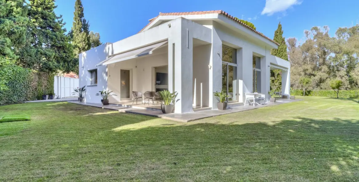 Sale of detached villa in Guadalmina Baja 34