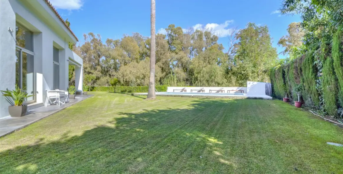 Sale of detached villa in Guadalmina Baja 35