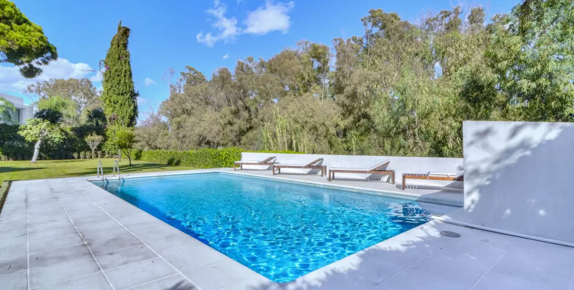 Sale of detached villa in Guadalmina Baja 36