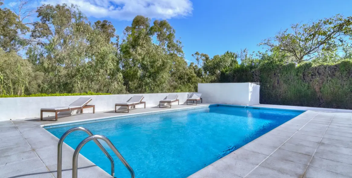 Sale of detached villa in Guadalmina Baja 37