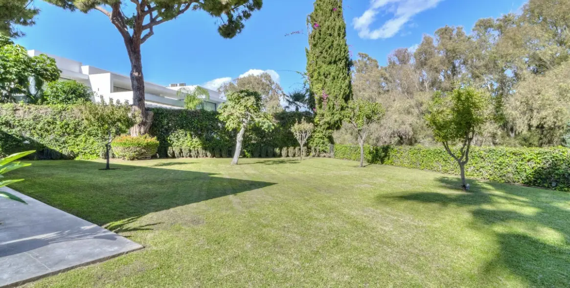 Sale of detached villa in Guadalmina Baja 38