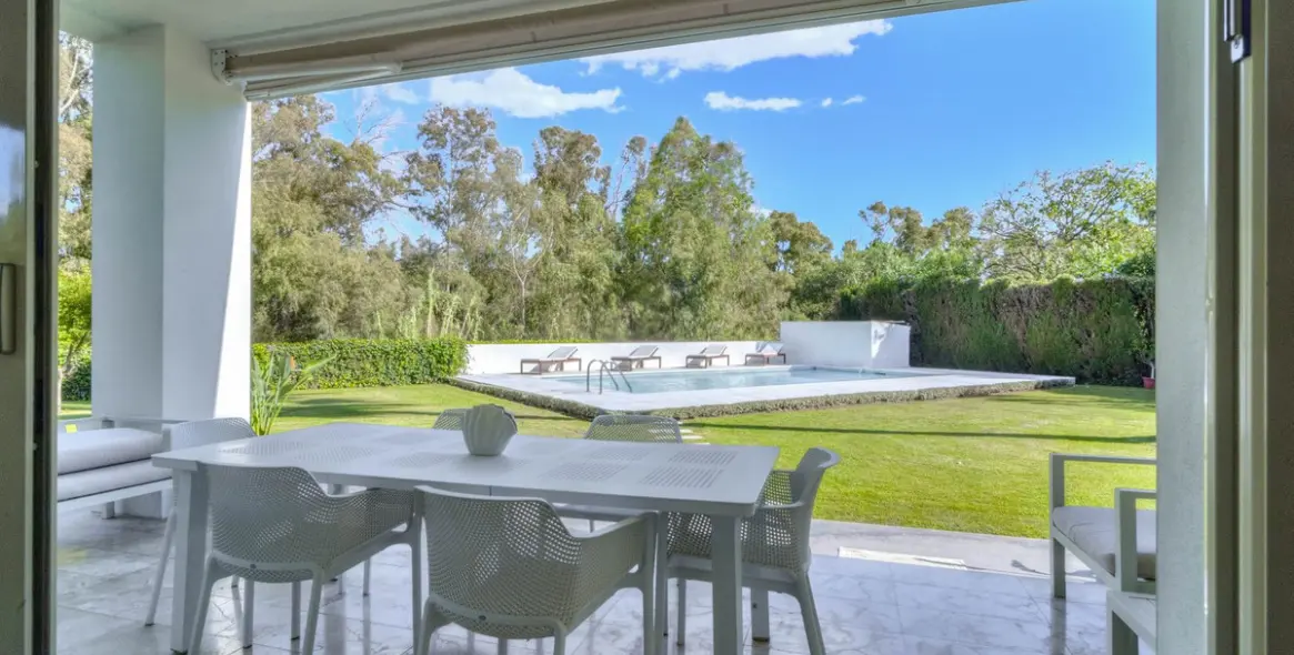 Sale of detached villa in Guadalmina Baja 39