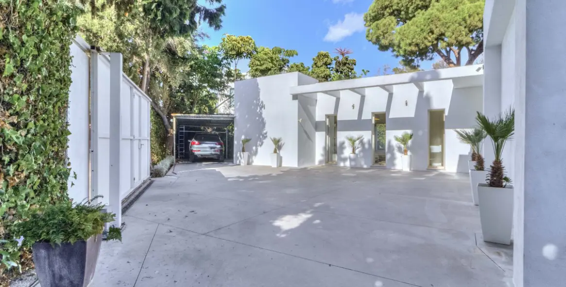 Sale of detached villa in Guadalmina Baja 40