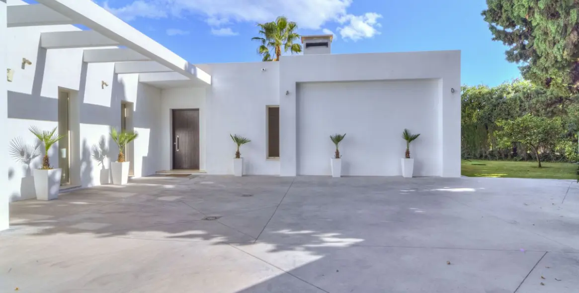 Sale of detached villa in Guadalmina Baja 41