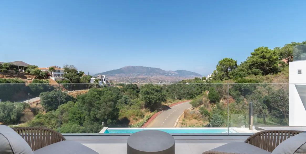 Sale of detached villa in La Mairena 13