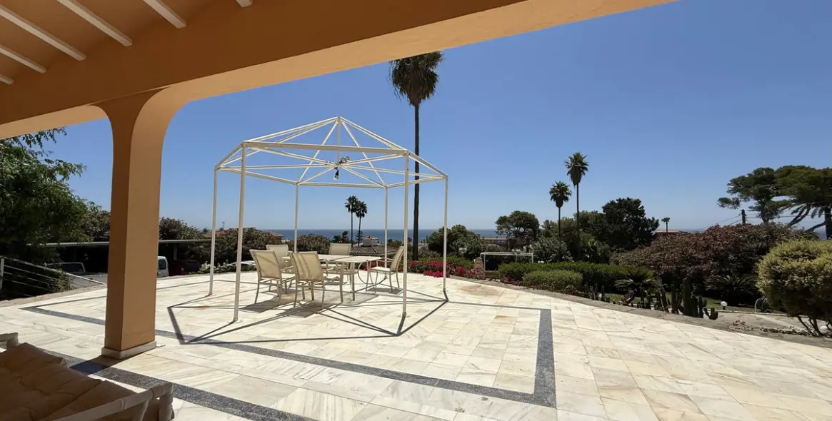 Venta de villa independiente en Estepona 2