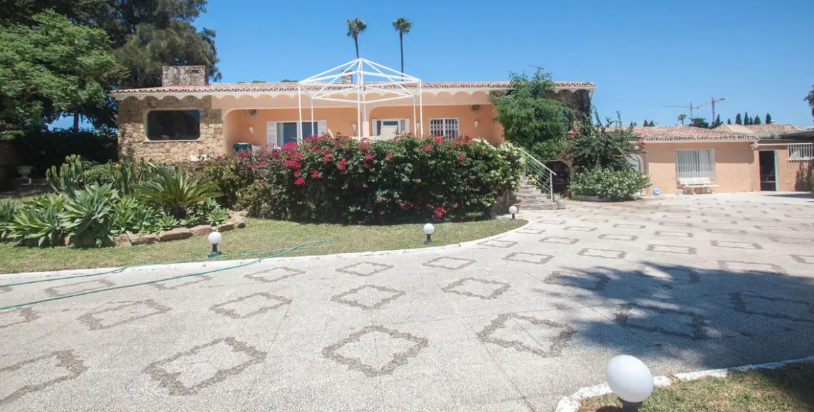 Sale of detached villa in Estepona 23