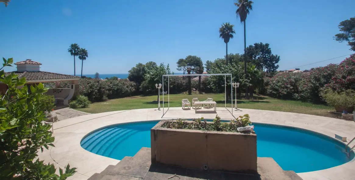 Sale of detached villa in Estepona 24