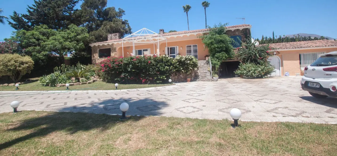 Venta de villa independiente en Estepona 1