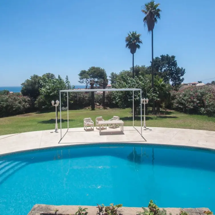 Venta de villa independiente en Estepona