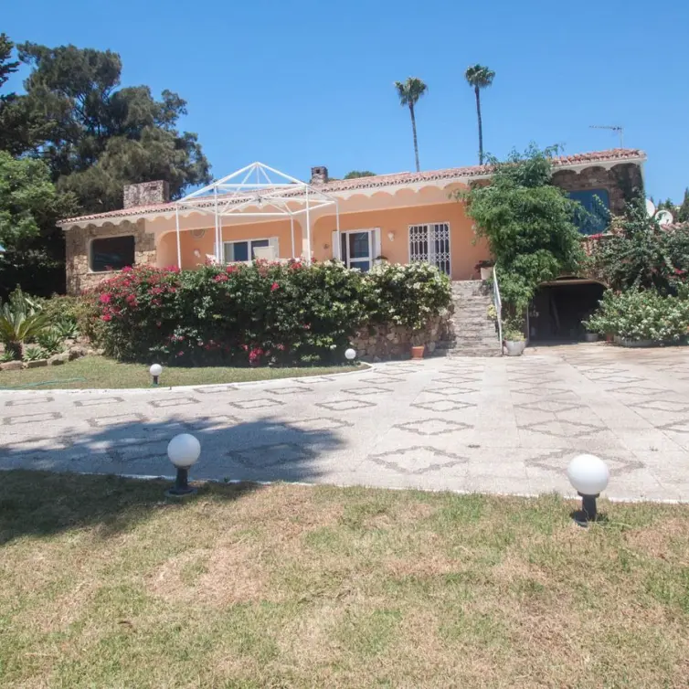 Продажа  отдельно стоящей виллы в Estepona