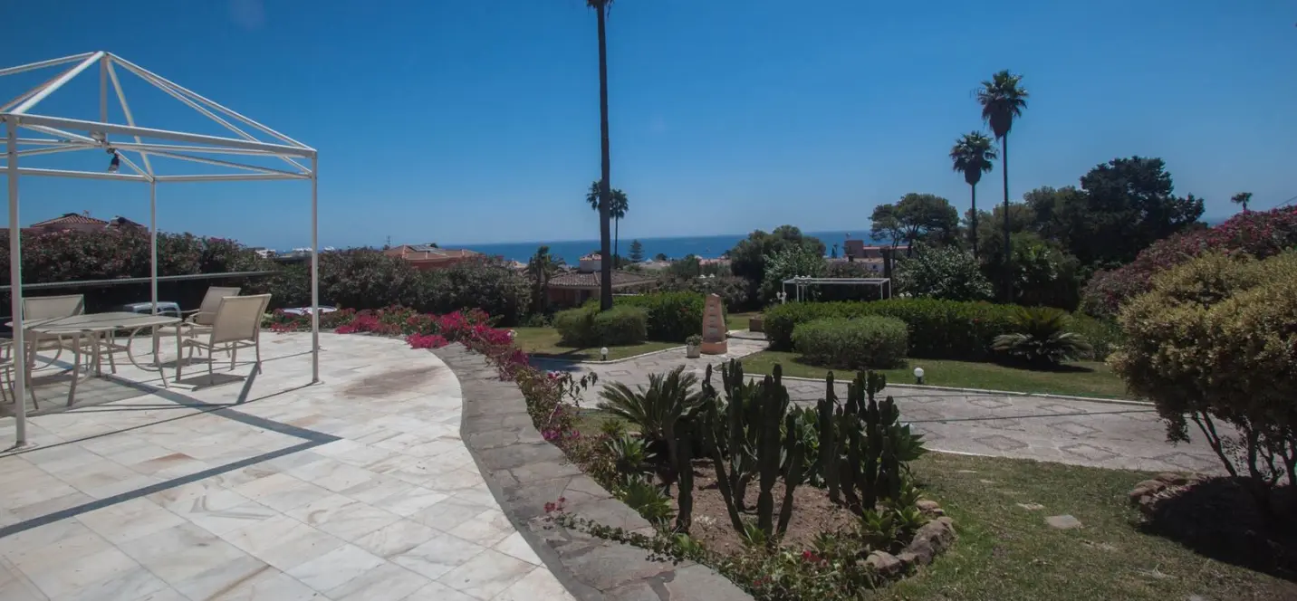 Продажа  отдельно стоящей виллы в Estepona 2