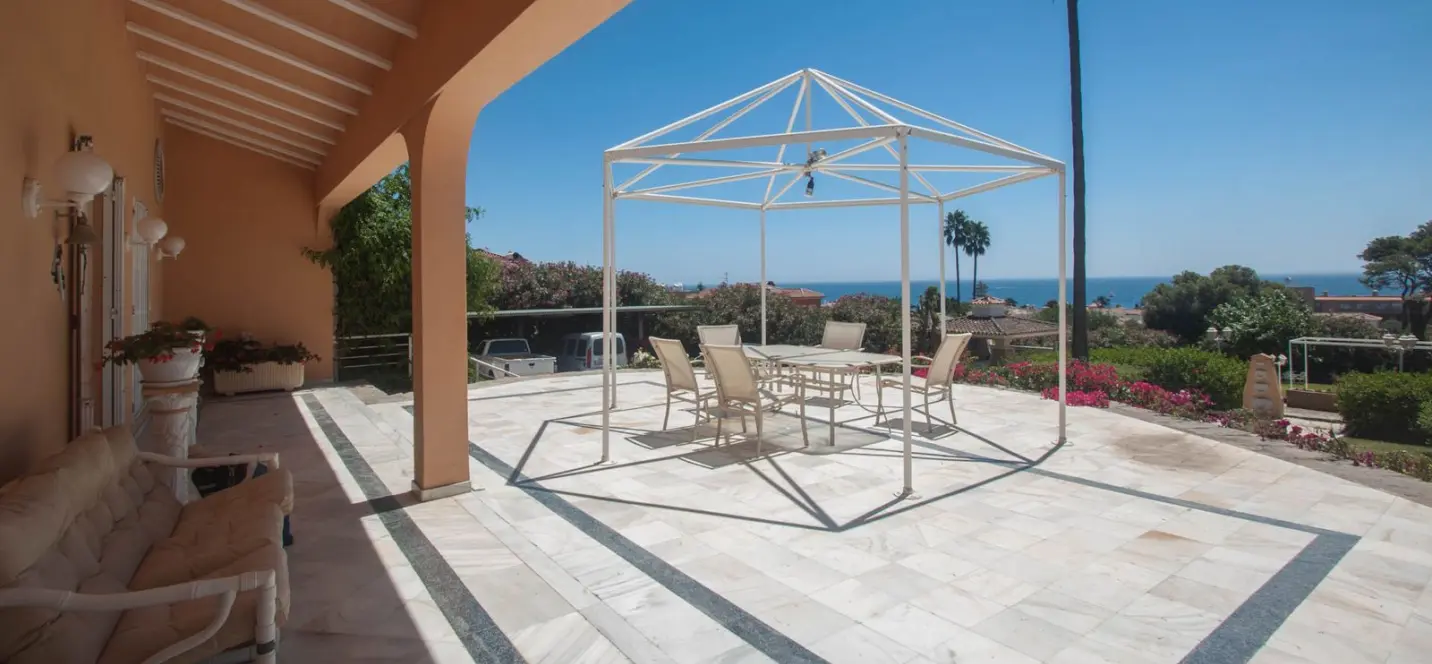 Продажа  отдельно стоящей виллы в Estepona 3