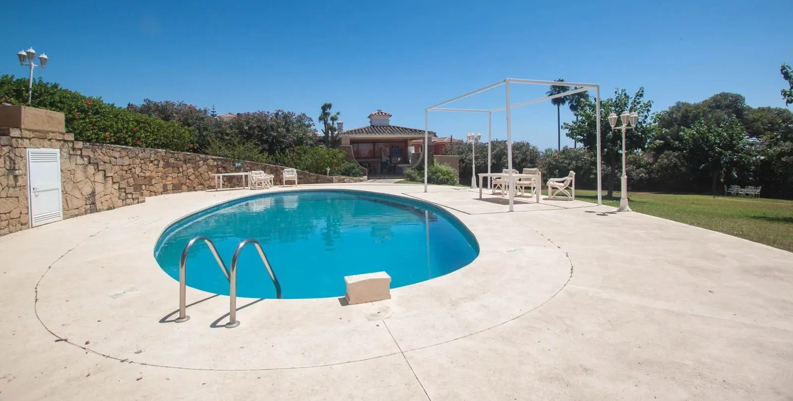 Venta de villa independiente en Estepona 25