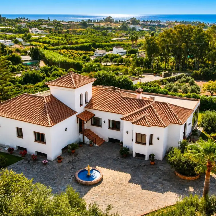Sale of finca - cortijo in Estepona