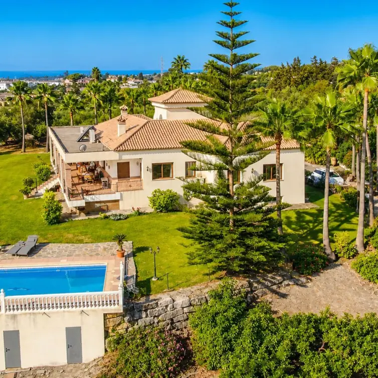 Sale of finca - cortijo in Estepona