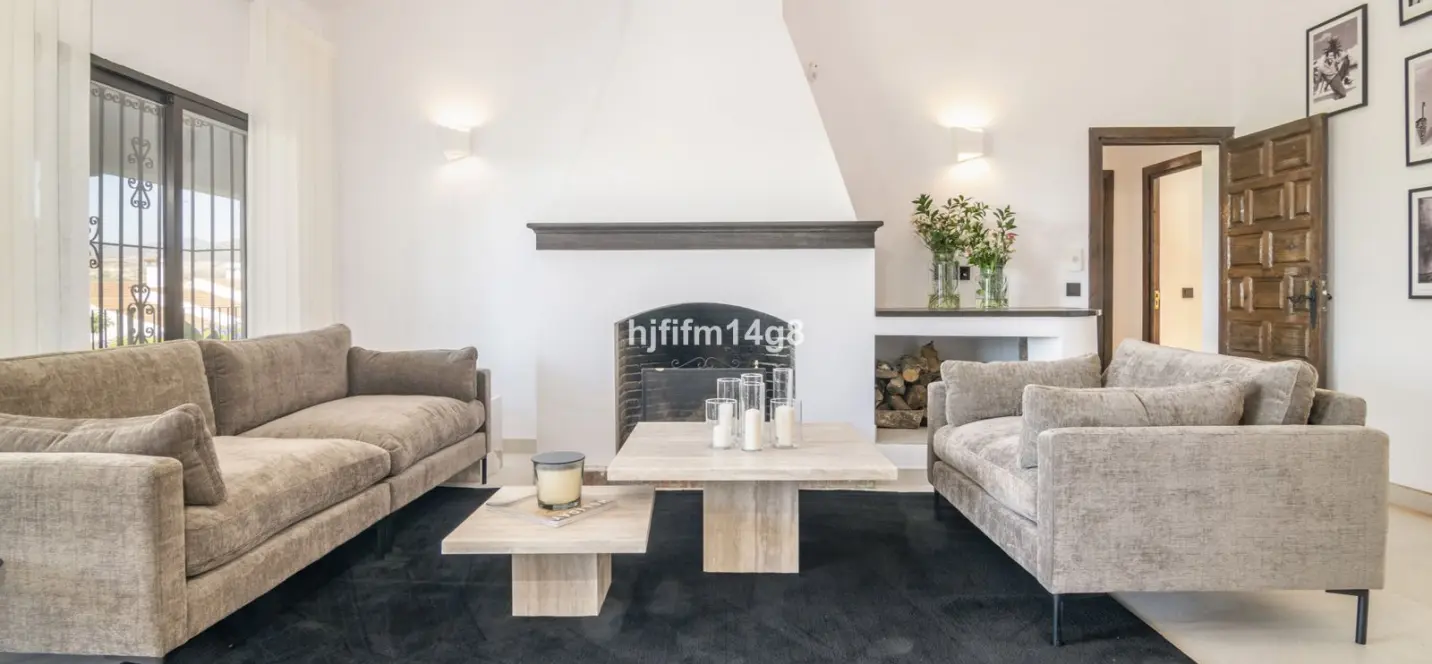 Sale of detached villa in San Pedro de Alcántara 2