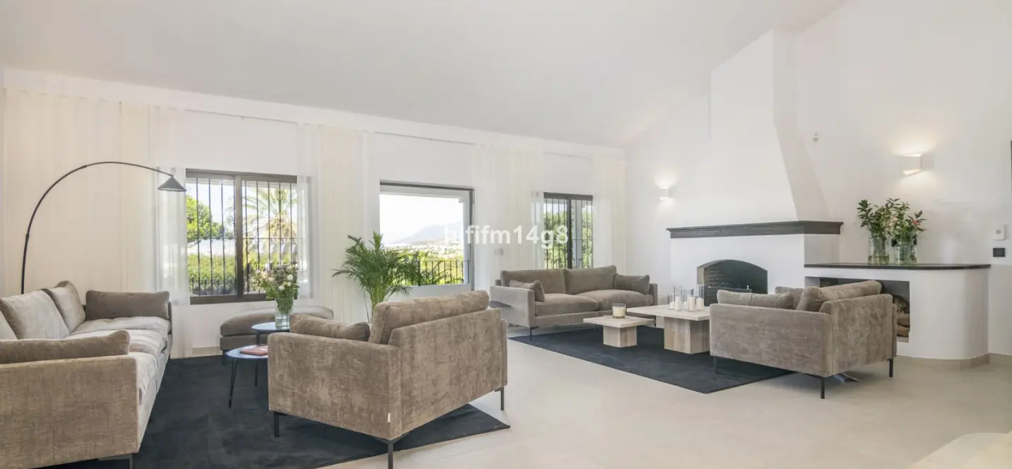 Sale of detached villa in San Pedro de Alcántara 3