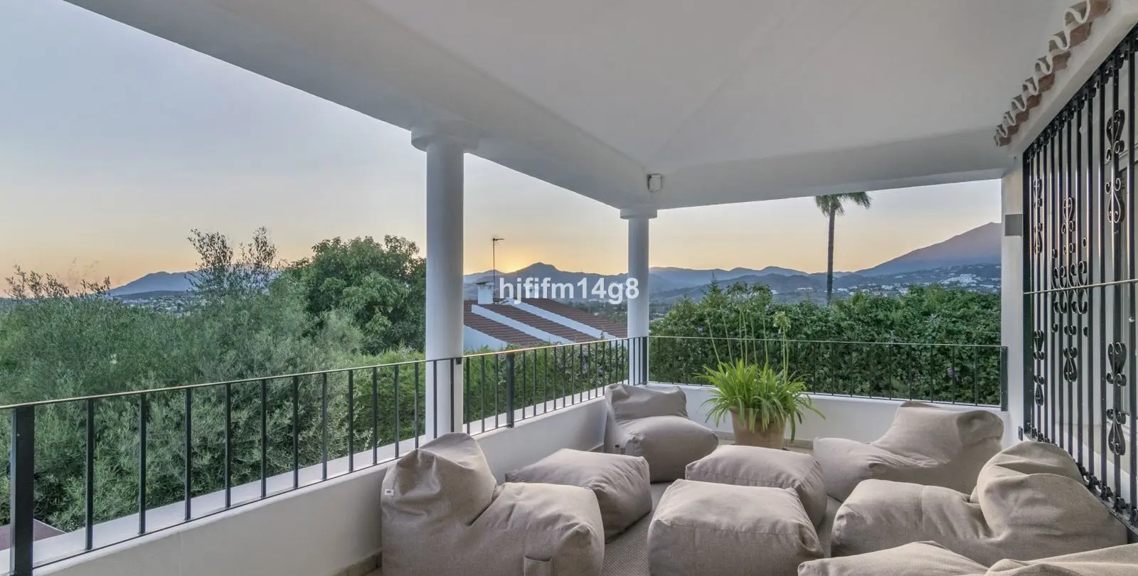 Sale of detached villa in San Pedro de Alcántara 26
