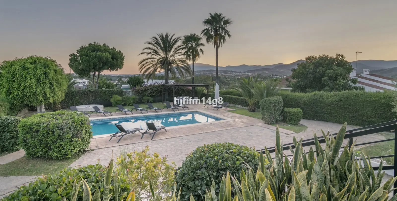 Sale of detached villa in San Pedro de Alcántara 28