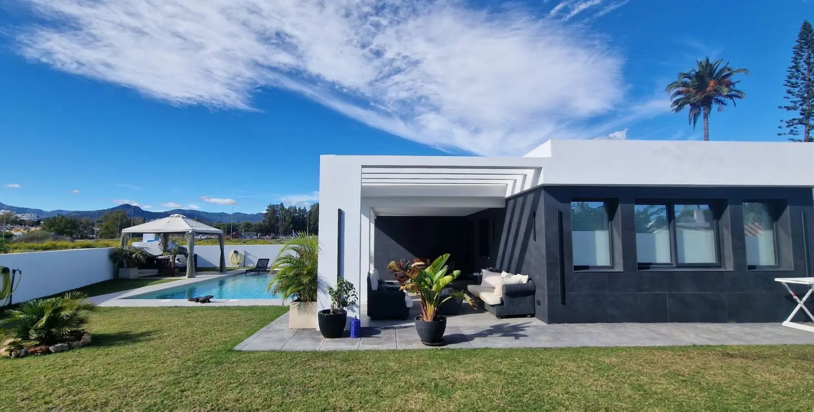 Sale of detached villa in San Pedro de Alcántara 2