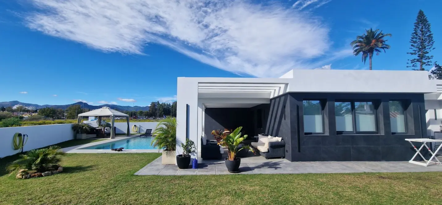 Sale of detached villa in San Pedro de Alcántara 1