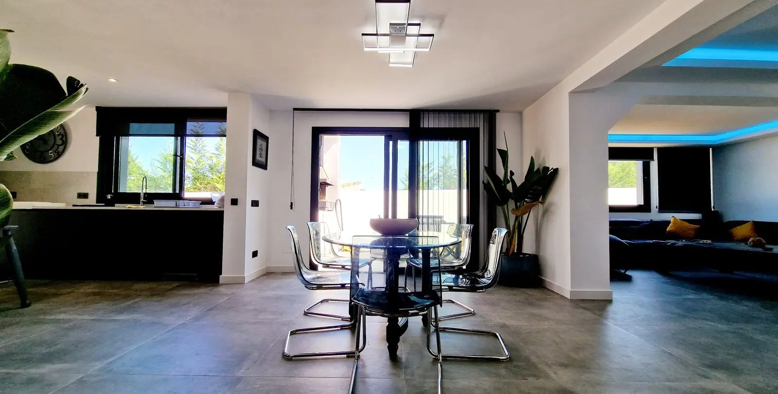 Sale of detached villa in San Pedro de Alcántara 12