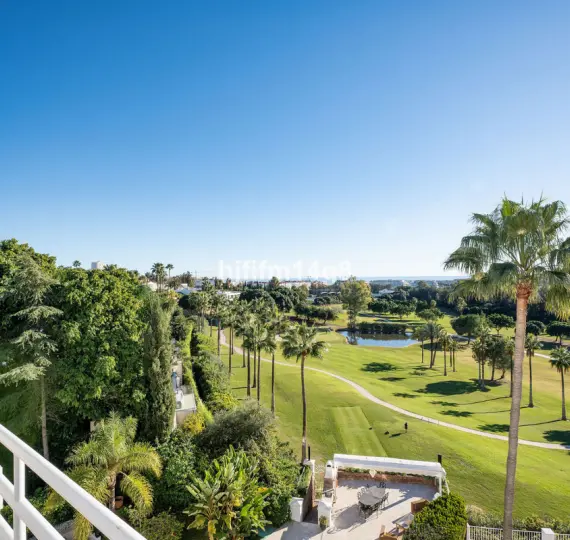 Sale of penthouse duplex in Nueva Andalucía